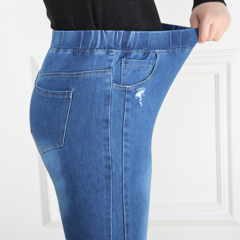 Plusz méretű női farmernadrág denimben, szakadt részletekkel, elasztikus magas derékkal, laza szabás a görbe vonalakhoz, mindennapi szűk fazonú farmer