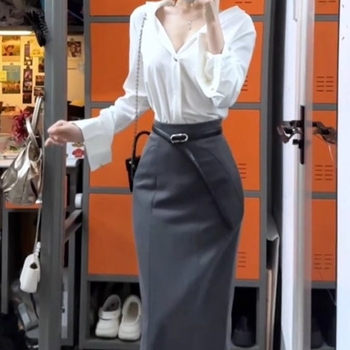 Ženski komplet: bijela bluza s V-izrezom i dugačkim rukavima uz midi suknu, elegantan uredski stil za proljeće i jesen