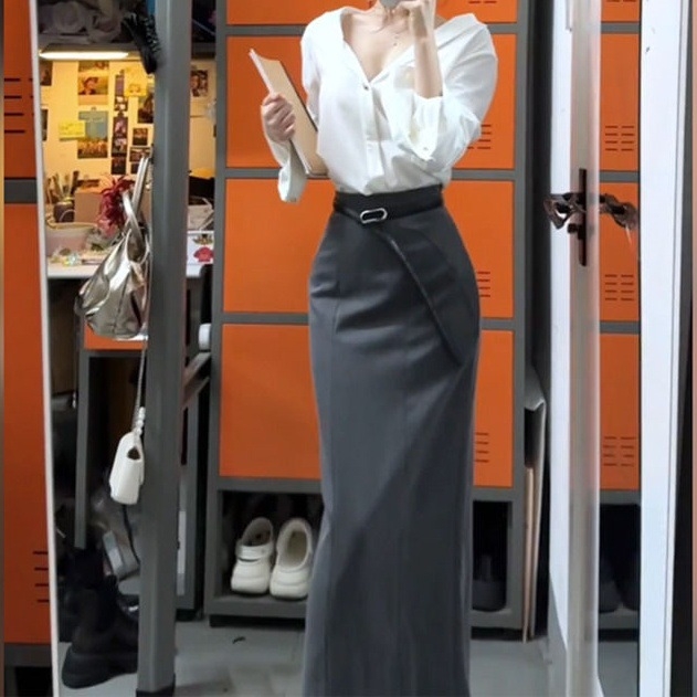 Ženski komplet: bijela bluza s V-izrezom i dugačkim rukavima uz midi suknu, elegantan uredski stil za proljeće i jesen