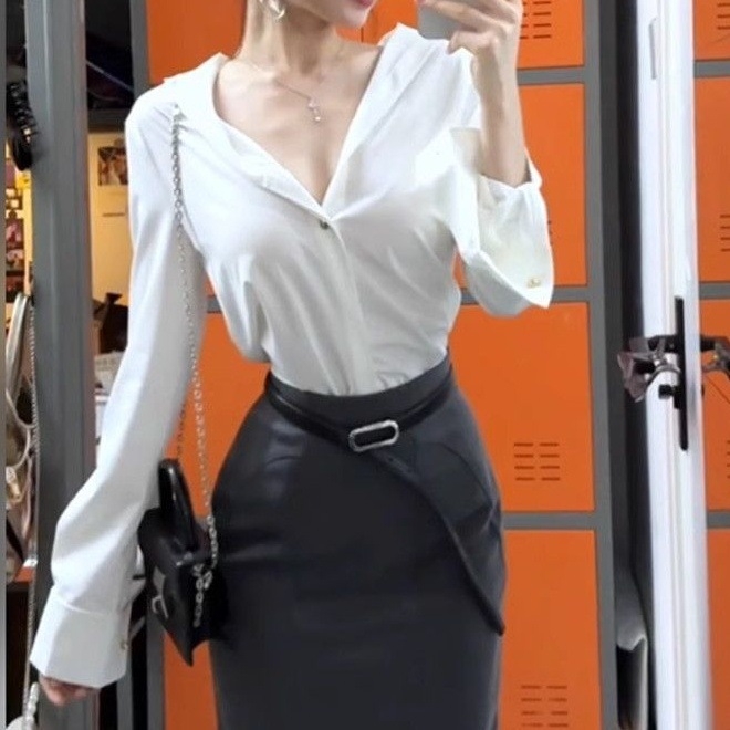 Ženski komplet: bijela bluza s V-izrezom i dugačkim rukavima uz midi suknu, elegantan uredski stil za proljeće i jesen