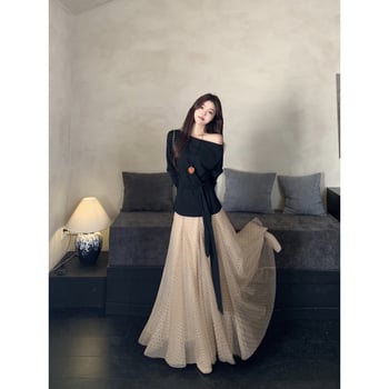 Set franțuzesc: fustă plisată din plasă cu buline și top cu umeri goi