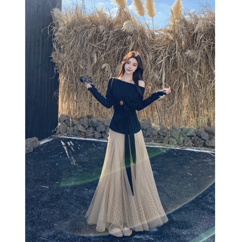 Set franțuzesc: fustă plisată din plasă cu buline și top cu umeri goi