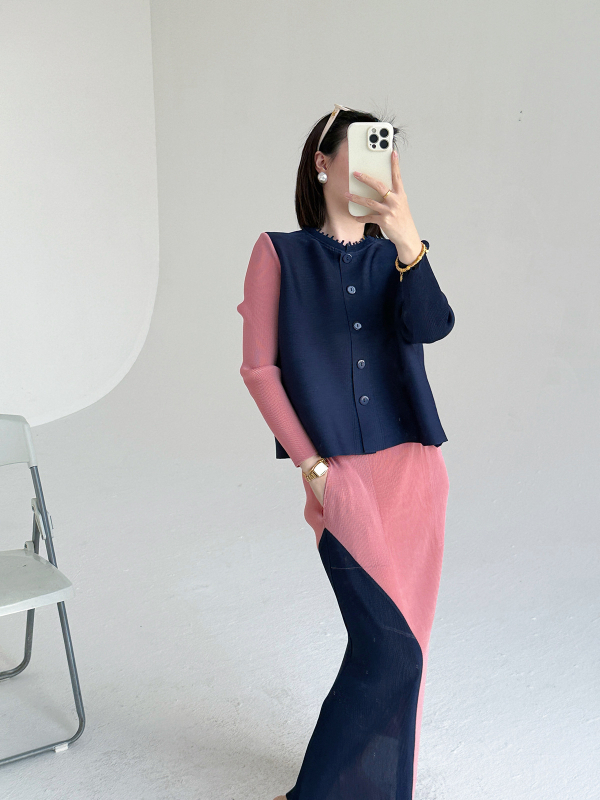 Minimalistički dvodijelni set: kardigan s stojećim ovratnikom i duga plisirana suknja