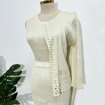 Issey Miyake inspiriran jesenski modni kostim 2025: elegantan trodijelni set s izrezima