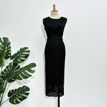 Issey Miyake inspiriran jesenski modni kostim 2025: elegantan trodijelni set s izrezima
