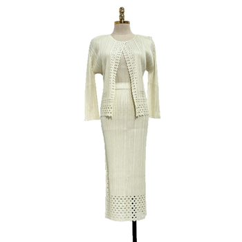 Issey Miyake inspiriran jesenski modni kostim 2025: elegantan trodijelni set s izrezima