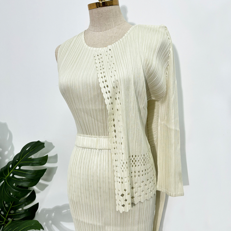 Issey Miyake inspiriran jesenski modni kostim 2025: elegantan trodijelni set s izrezima