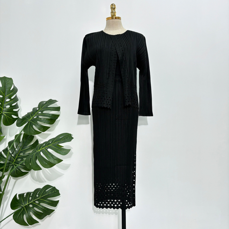 Issey Miyake inspiriran jesenski modni kostim 2025: elegantan trodijelni set s izrezima