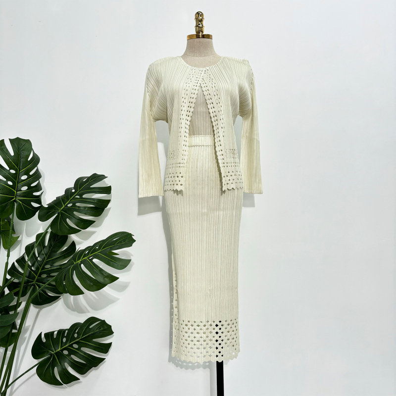 Issey Miyake inspiriran jesenski modni kostim 2025: elegantan trodijelni set s izrezima