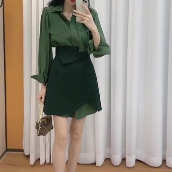 Proljetno-jesenski komplet s košulom i suknjom, mini suknja visokog struka, koledžijski stil, elegantno i moderno