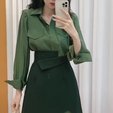 Proljetno-jesenski komplet s košulom i suknjom, mini suknja visokog struka, koledžijski stil, elegantno i moderno