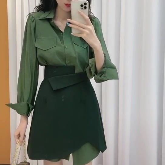 Proljetno-jesenski komplet s košulom i suknjom, mini suknja visokog struka, koledžijski stil, elegantno i moderno