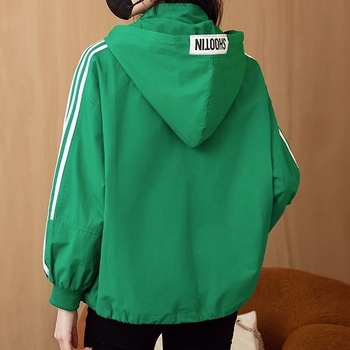 Plus veličine kratka windbreaker jakna sa dizajnom color-block, kapuljača, zatvarač, poliester, proljeće 2024