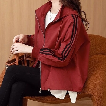 Plus veličine kratka windbreaker jakna sa dizajnom color-block, kapuljača, zatvarač, poliester, proljeće 2024