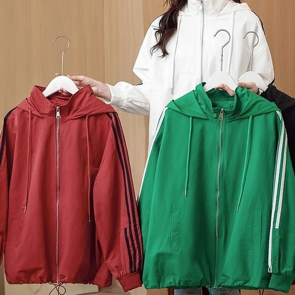 Plus veličine kratka windbreaker jakna sa dizajnom color-block, kapuljača, zatvarač, poliester, proljeće 2024