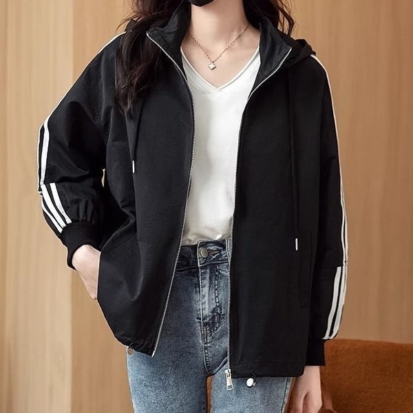 Plus veličine kratka windbreaker jakna sa dizajnom color-block, kapuljača, zatvarač, poliester, proljeće 2024