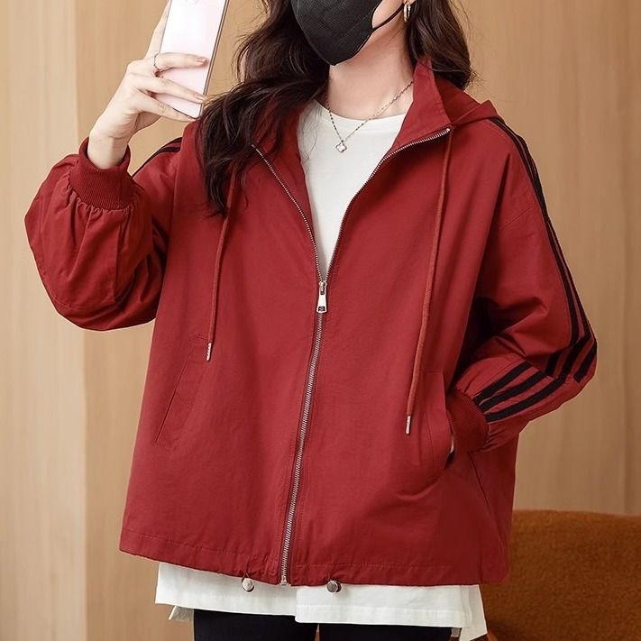 Plus veličine kratka windbreaker jakna sa dizajnom color-block, kapuljača, zatvarač, poliester, proljeće 2024