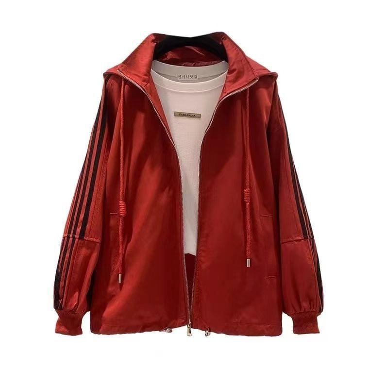 Plus veličine kratka windbreaker jakna sa dizajnom color-block, kapuljača, zatvarač, poliester, proljeće 2024