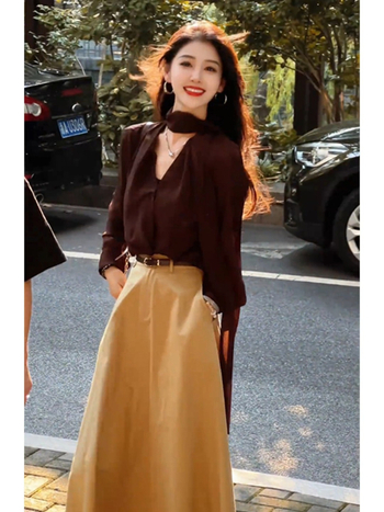 Dvodjelni set: opušteni gornji dio s trakom i suknjom, elegantan uredski stil, jesen-zima 2025