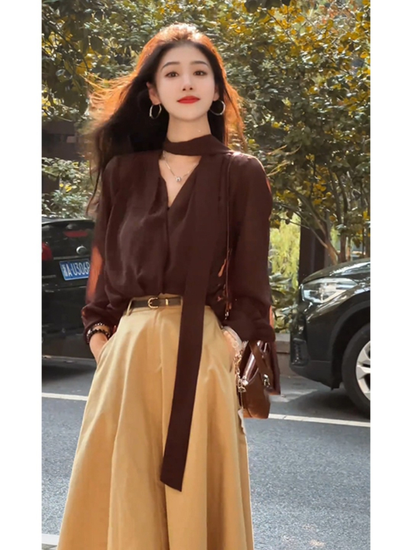 Dvodjelni set: opušteni gornji dio s trakom i suknjom, elegantan uredski stil, jesen-zima 2025