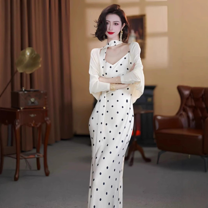 2026 letný francúzsky štýl, ľahký luxus, vysoká spoločenská elegancia — biele šaty na ramienka s bodkami a biely kardigán, set