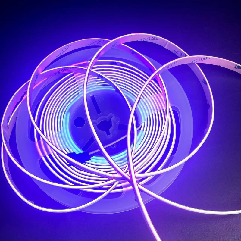Nízkonapäťový ultra-tenký RGB LED pás s 630 LED, bočné vyžarovanie, efekt tečúcej vody, programovateľný, samolepiaci