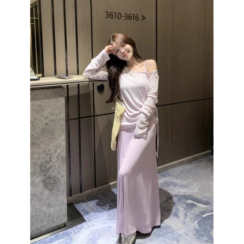 Letný set pre tehotné: ľahká blúzka s dlhými rukávmi a odhalenými ramenami na ochranu proti slnku a šaty na ramienka – elegantný tehotenský outfit