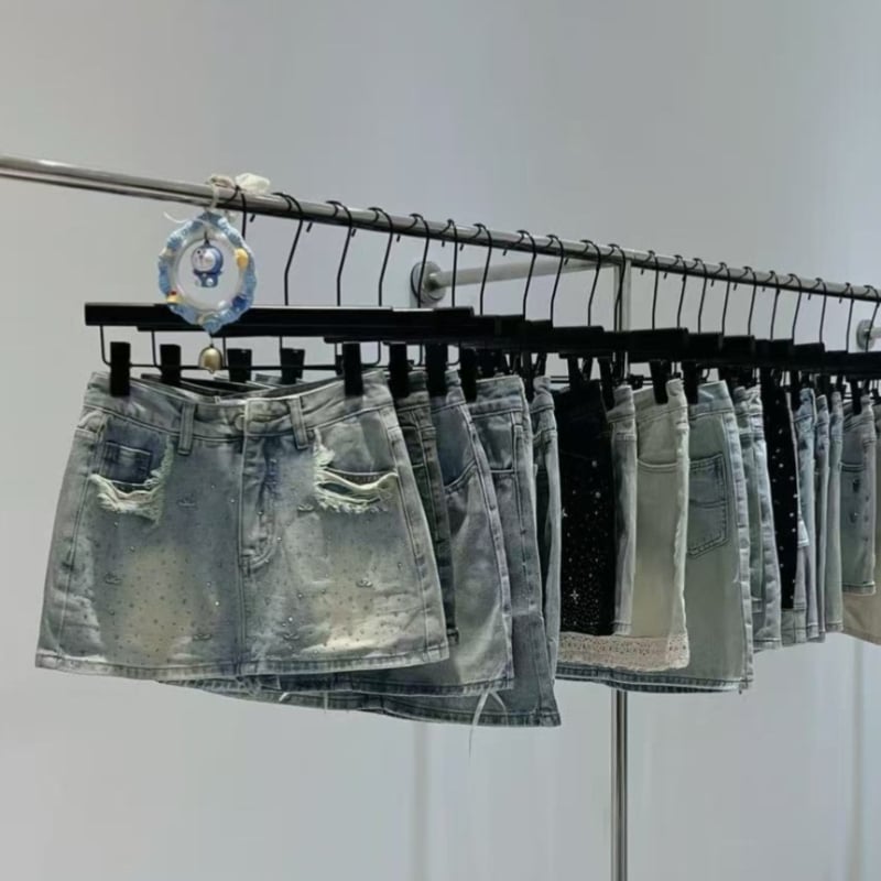 Dámska vintage džínová minisukňa s kamienkami a opotrebovaným dizajnom, priliehavý strih, krátka sukňa
