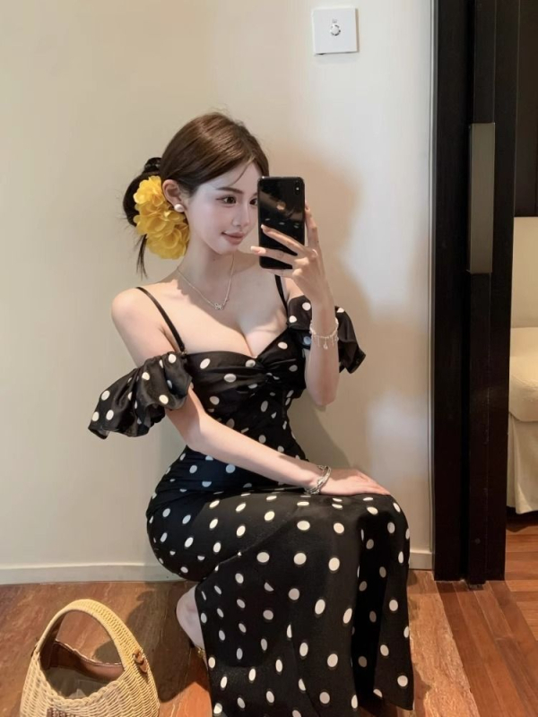 Dlhé šaty so špagetovými ramienkami inšpirované Hepburnom, bodkovaný vzor, jemná francúzska elegancia, zvýraznený pás a výstrih.