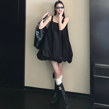 Dámske šaty bez rukávov, štýl bud, leto 2025, voľný strih, tenké ramienka, krátke, trendy