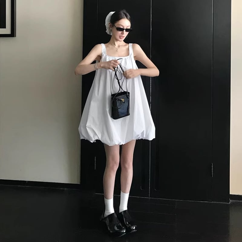 Dámske šaty bez rukávov, štýl bud, leto 2025, voľný strih, tenké ramienka, krátke, trendy