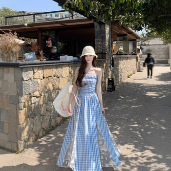 Francúzske letné šaty bez ramien, s károvanou čipkou a precíznym spracovaním, elegantný strih zdôrazňujúci pás, midi dĺžka.