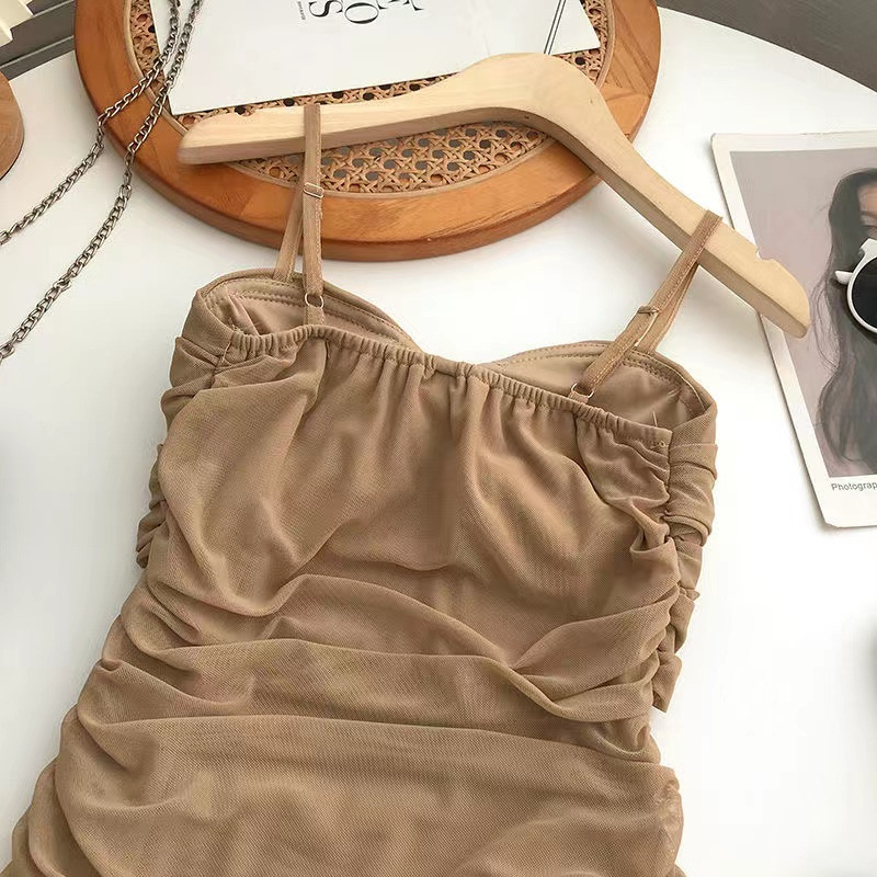 Plus-size šaty bez rukávov s výstrihom do V, vyplneným dekoltom a prekríženými plisovanými detailmi, krátka sukňa