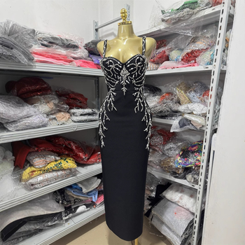 Elegantné šaty s korálikmi na ramienkach, priliehavý strih s elastickým pásom, midi dĺžka, večerné spoločenské príležitosti