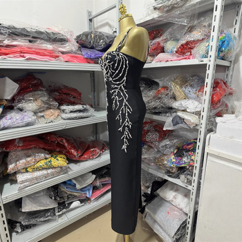 Elegantné šaty s korálikmi na ramienkach, priliehavý strih s elastickým pásom, midi dĺžka, večerné spoločenské príležitosti