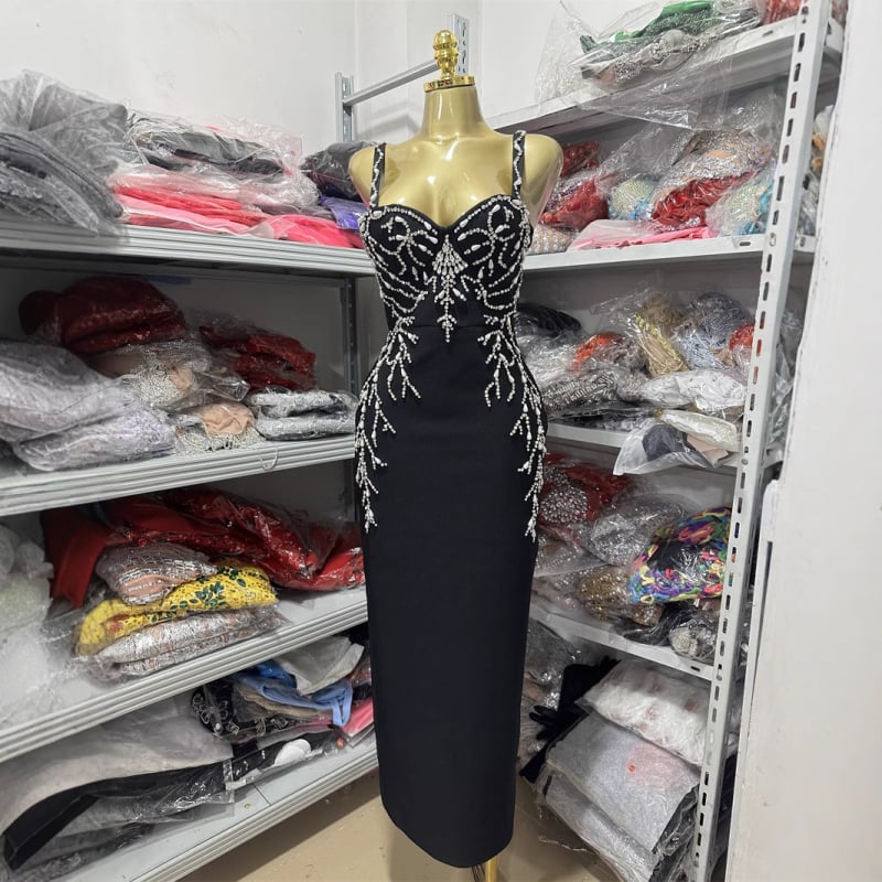 Elegantné šaty s korálikmi na ramienkach, priliehavý strih s elastickým pásom, midi dĺžka, večerné spoločenské príležitosti