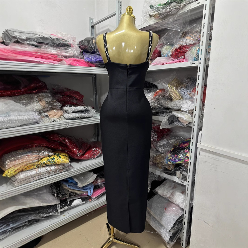 Elegantné šaty s korálikmi na ramienkach, priliehavý strih s elastickým pásom, midi dĺžka, večerné spoločenské príležitosti