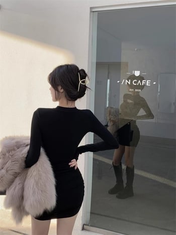 Čierne jesenné-zimné bodycon šaty s fleecovou podšívkou a výrezmi