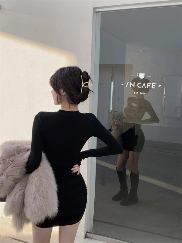 Čierne jesenné-zimné bodycon šaty s fleecovou podšívkou a výrezmi