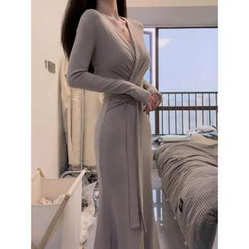 Šaty pre ženy s V výstrihom a ramienkami, dlhé rukávy, jesenný štýl, štíhla silueta a elegantné dlhé šaty priliehajúce k bokom.