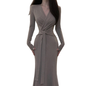 Šaty pre ženy s V výstrihom a ramienkami, dlhé rukávy, jesenný štýl, štíhla silueta a elegantné dlhé šaty priliehajúce k bokom.