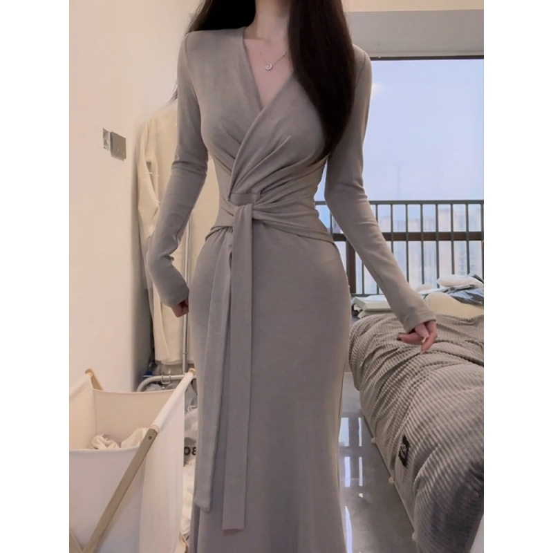 Šaty pre ženy s V výstrihom a ramienkami, dlhé rukávy, jesenný štýl, štíhla silueta a elegantné dlhé šaty priliehajúce k bokom.