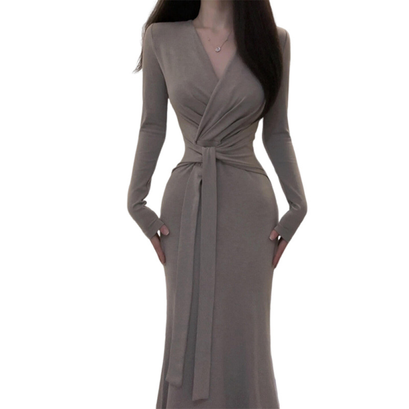 Šaty pre ženy s V výstrihom a ramienkami, dlhé rukávy, jesenný štýl, štíhla silueta a elegantné dlhé šaty priliehajúce k bokom.