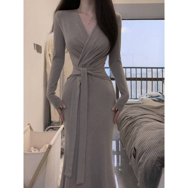 Šaty pre ženy s V výstrihom a ramienkami, dlhé rukávy, jesenný štýl, štíhla silueta a elegantné dlhé šaty priliehajúce k bokom.
