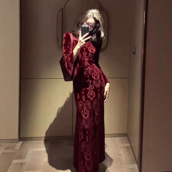Dámske červené zamatové šaty na zimu, elegantné a luxusné, s guľatým výstrihom, dlhé rukávy, vysoký pás, A-línia dlhá sukňa.