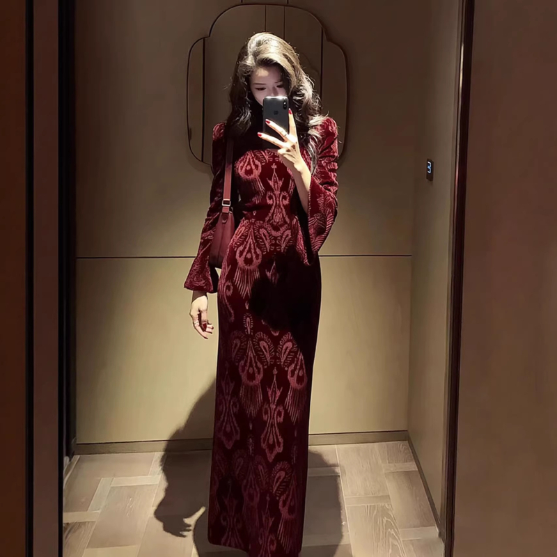Dámske červené zamatové šaty na zimu, elegantné a luxusné, s guľatým výstrihom, dlhé rukávy, vysoký pás, A-línia dlhá sukňa.