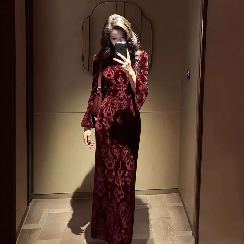 Dámske červené zamatové šaty na zimu, elegantné a luxusné, s guľatým výstrihom, dlhé rukávy, vysoký pás, A-línia dlhá sukňa.