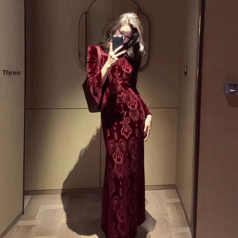 Dámske červené zamatové šaty na zimu, elegantné a luxusné, s guľatým výstrihom, dlhé rukávy, vysoký pás, A-línia dlhá sukňa.