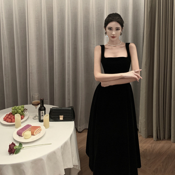 Vintage haljina u Hepburn stilu, crna haljina bez rukava s kvadratnim izrezom, elegantna midi duljina za formalne prilike