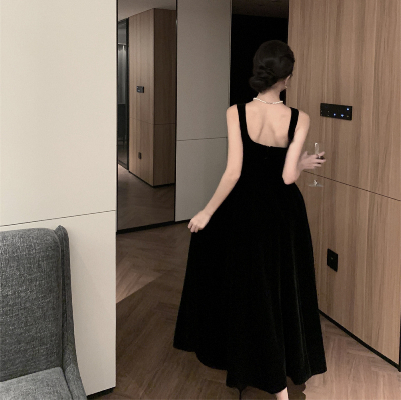 Vintage haljina u Hepburn stilu, crna haljina bez rukava s kvadratnim izrezom, elegantna midi duljina za formalne prilike